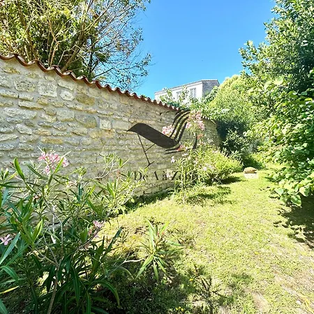La Maison De La Glycine - Situee En Plein Coeur De 罗什福尔